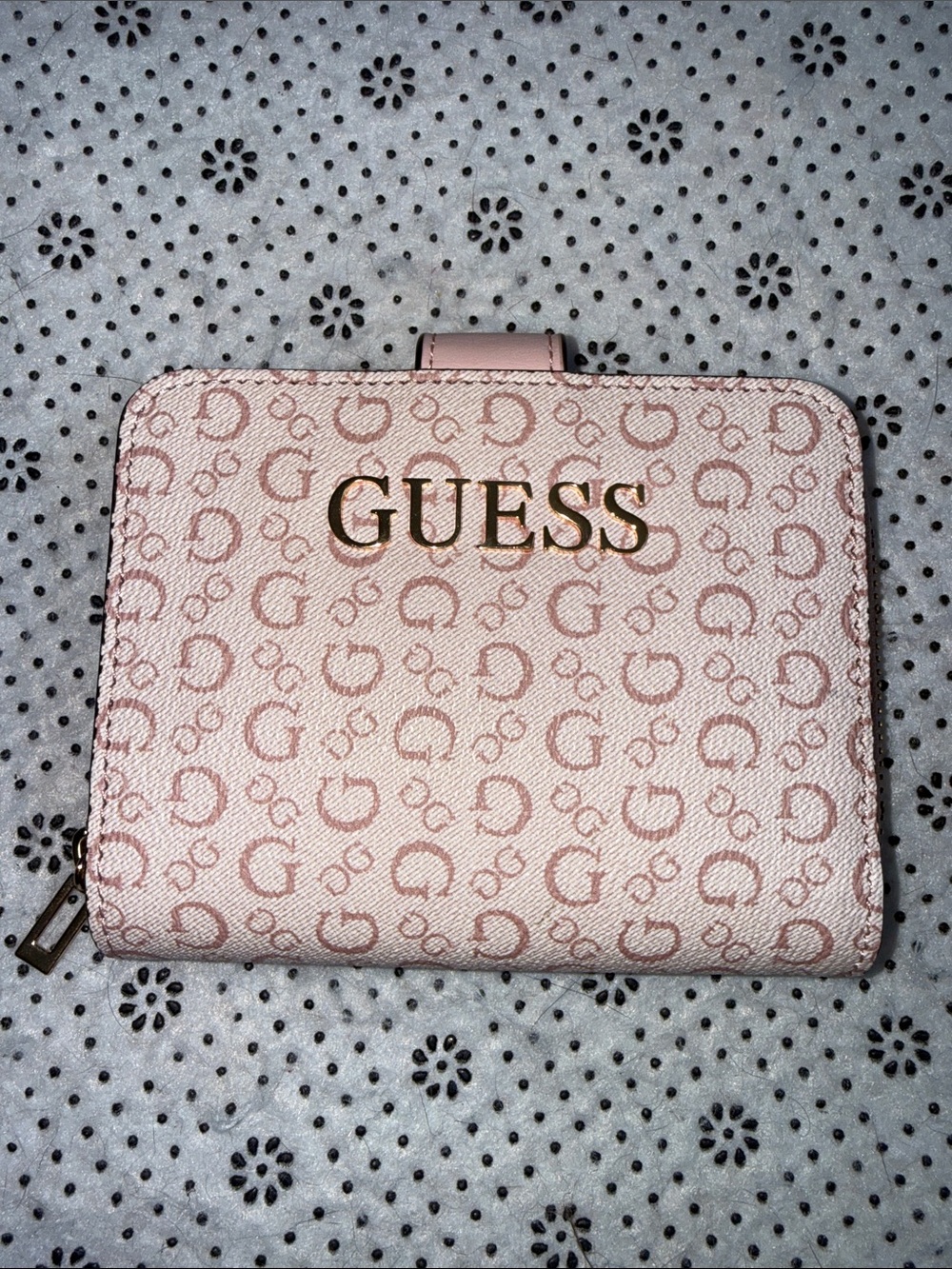 🛍NWOT 🛍 GUESS Wallet with the G GRAPHIC with Gold Logo 🛍